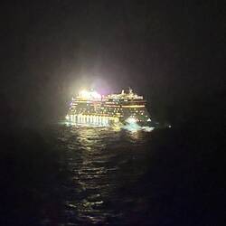 Das heileid einer AIDA Tour sagt man . Begegnung zweier Schiffe