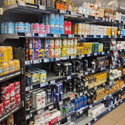 Kleines Finisches Market, sogar Alkohol (Dosenbier um 3 Euro)
