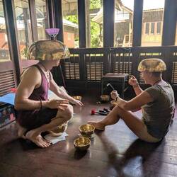 Gestern: Klangschale auf dem Kopf ist auch spannend 😂