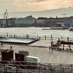 Eine Pool Area mit Saunen. Verrückt und super cool zugleich.