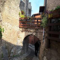 Licht und Schatten in den engen Gassen