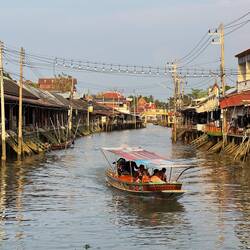 A weekend afternoon/evening market it is still popular among tourists but has a local vibe.