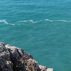 Volgens mij het punt waar de oceaan zich in de kliffen heen moet vouwen?