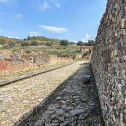 Straße vom Hafen in die Stadt