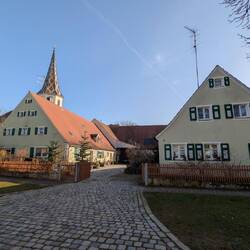Großer Hof in Windsfeld mit Haupthaus, Nebenhaus und hinten Stall und Scheune.