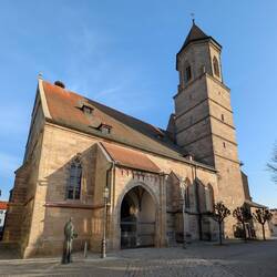 Drei Storchenpaare haben sich auf der Stadtkirche St. Marien ein Nest gebaut.
