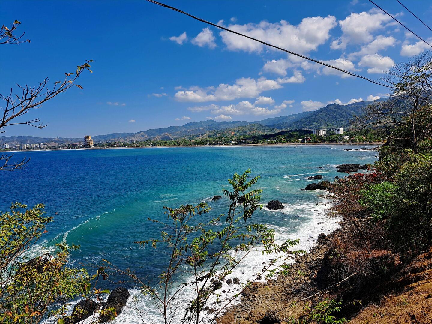 Im Hintergrund der Küstenort Jacó