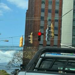 An Stromkabeln hängende, baumelnde Ampeln