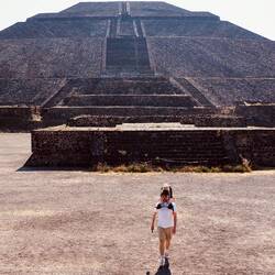 Vor der Sonnenpyramide
