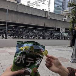 Zum Abschied noch eine Packung Chips mit Matcha Geschmack am Straßenrand