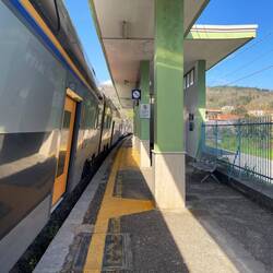 alles etwas schräg am Bahnhof "Centola"