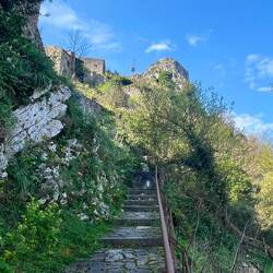 Der Aufstieg zu Burg und Dorf ist steil