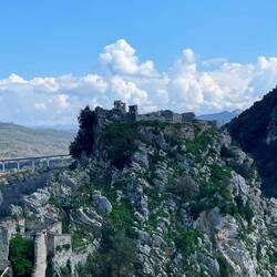 die Burg San Severino thront hier seit dem 10ten Jahrhundert, ist heutzutage aber unzugänglich