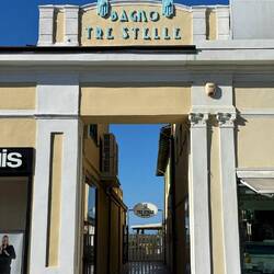 Auch immer wieder Zugänge zu den Bagni's prägen die Flaniermeile.