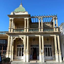 Historische Gebäude im Jugendstil findet man entlang der Flaniermeile.