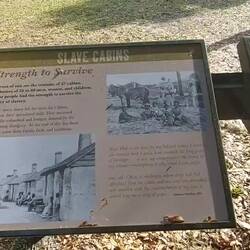 Schilder und nochmal die Unterkünfte.