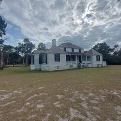 Die Seite zum Wasser mit offener Veranda.