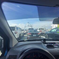 Wir auf der kleinen Autofähre.