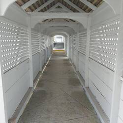 Da es in Florida sonnig aber auch sehr feucht sein kann, der Zugang zum Haupthaus als Tunnel.