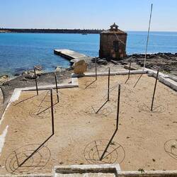 Im Sommer jeder Winkel mit Liegen und Schirme