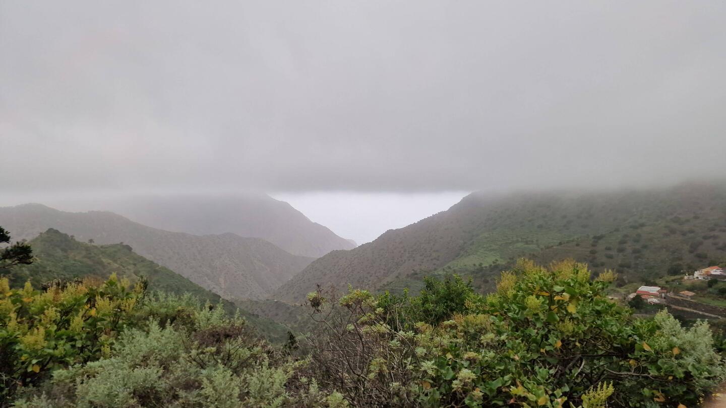 Hoch oben geht es wieder durch die Wolkendecke.