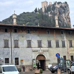 Blick auf die Burgruine Arco