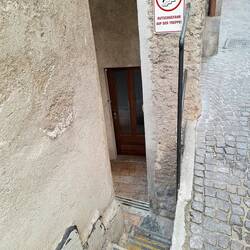 Enger und steiler Zugang zum Lokal
