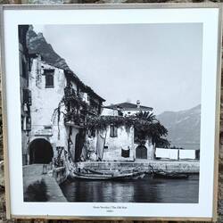 Überall hängen alte Fotos in den Gassen