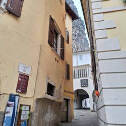 Blick durch die Gassen zum Berg hinauf