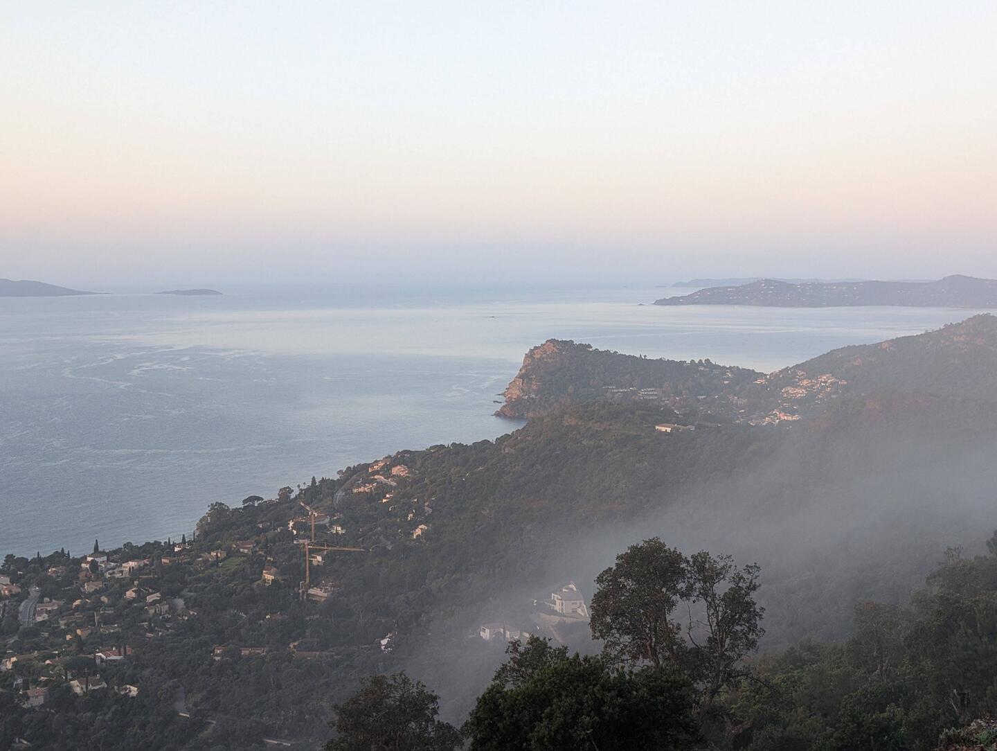 Lever de soleil avant que la brume se dissipe