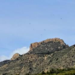 Paraglider in der Aufwindzone des Berges