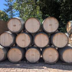 Alte Eichenfässer der Weinlagerung.