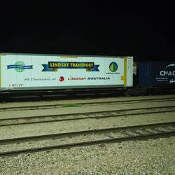 Güterzüge unterwegs in der Nacht