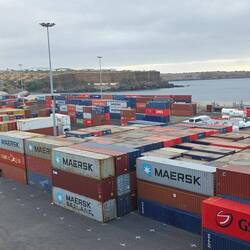 Von Containern umgeben