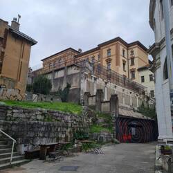 Gericht, Gefängnis untertunnelt