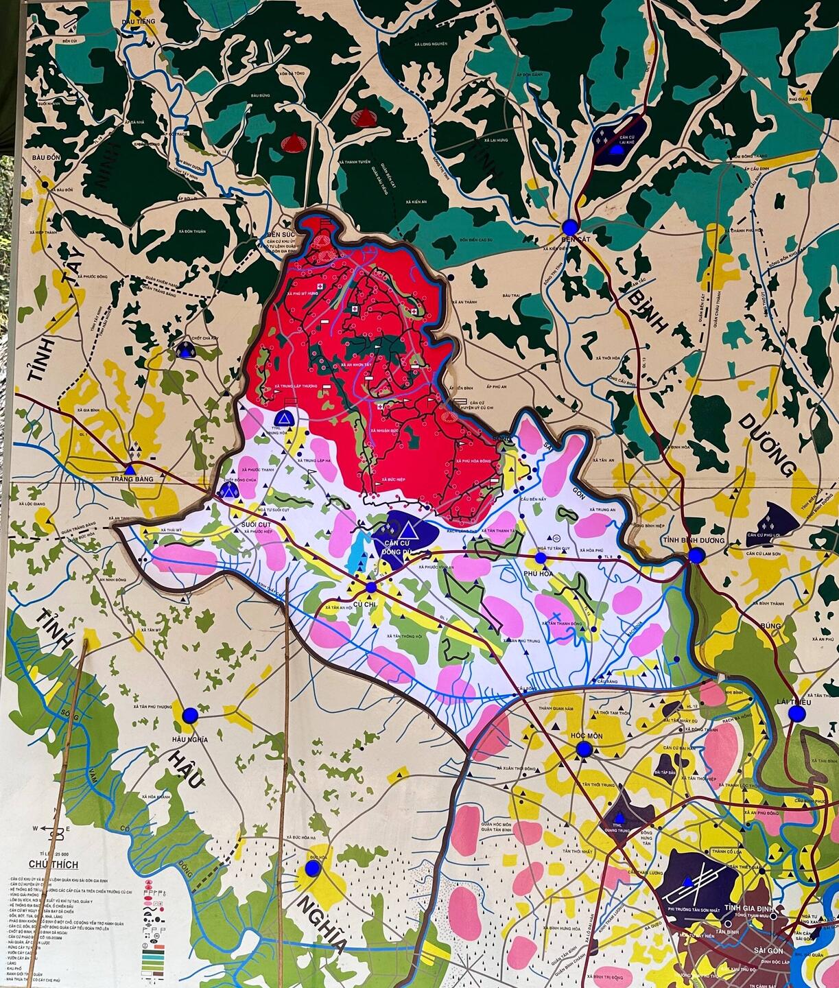 Rot: Tunnelsystem im Vietnam Krieg zur Wehr gegen die Amerikaner