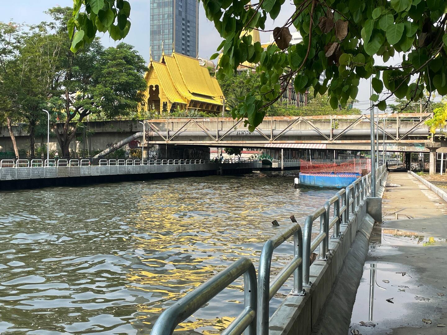Nice cycle path with Wat in the background