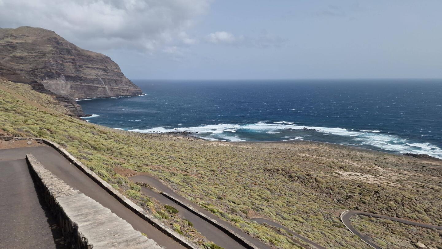 Zunächst geht es bergab.