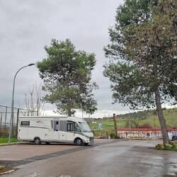 Der etwas trostlose Stellplatz in Cáceres