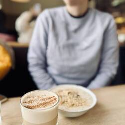 Porridge und Chai Latte in der Markthalle direkt am Hafen.