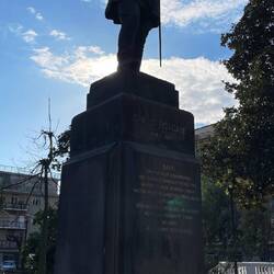 während Carlo Pisacane(Revolutionär und Patriot) stolz im Park steht