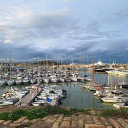 Blick auf Port Vauban, hinten rechts die Mega-Yacht von Roman Abramowitsch