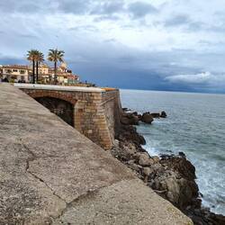 ... entlang der gut erhaltenen Stadtmauer ...