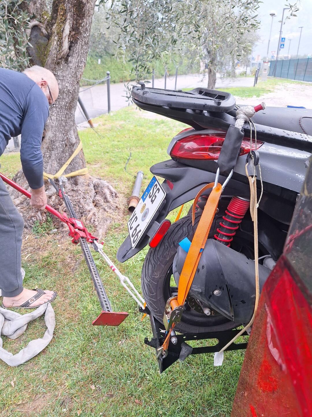 Multifunktionswerkzeug Hi-Lift: zieht verzogenen Motorrad-Träger nach Pollerkontakt wieder gerade