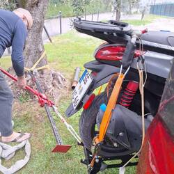 Multifunktionswerkzeug Hi-Lift: zieht verzogenen Motorrad-Träger nach Pollerkontakt wieder gerade