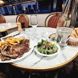 Entrecôte mit Pfeffersauce, Pommes frites und Salat, sehr lecker 😋