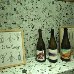 ... Impressionen auf der Damentoilette ...