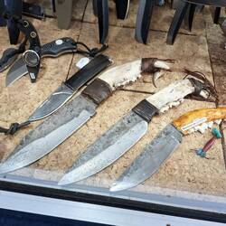 Messergriffe aus Kieferknochen mit Zähnen