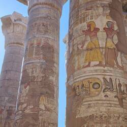 in der Halle mit kunstvoll bemalten Säulen