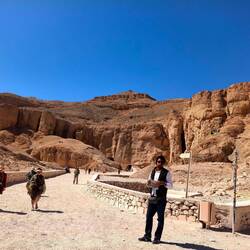 Gräber fast wie Städte in tief in den Fels gehauen